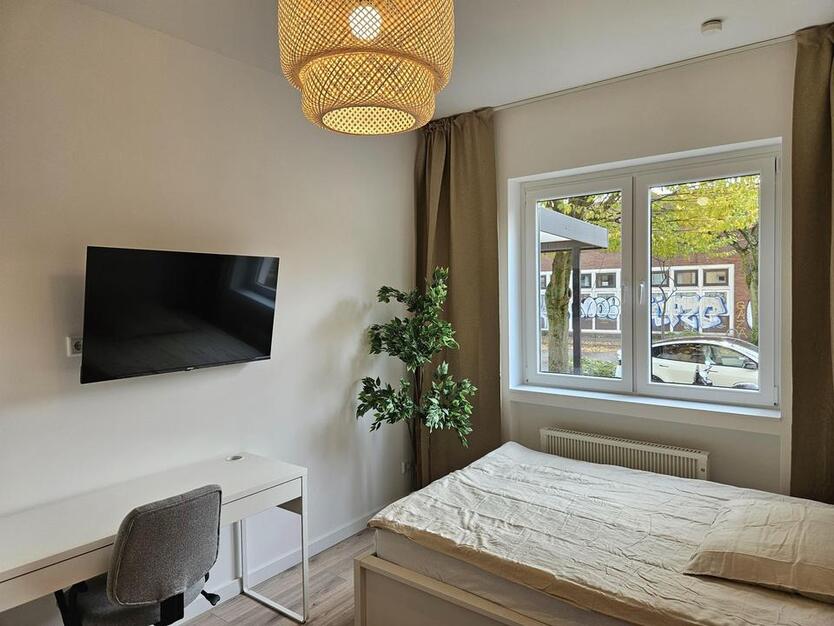 Erstbezug nach Sanierung, Teilmöbliert in zentraler Lage zimmer