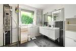 Modernisierte Erdgeschoßwohnung mit Kamin, Massagedusche & privatem Garten - Wohnen mit Stil