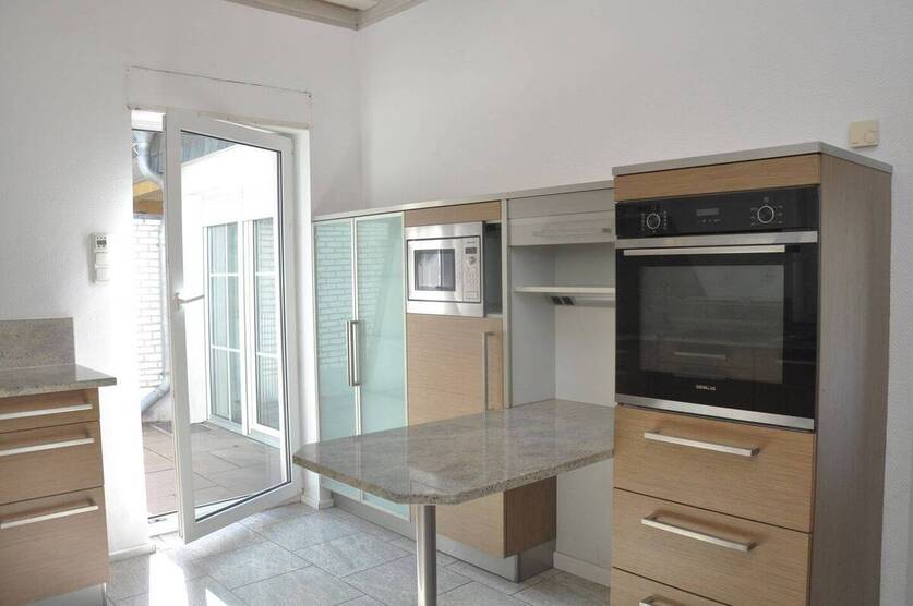 Stilvolles Generationenhaus: DHH, 7 Zimmer, 3 Bäder, großer Garten, Stellplatz