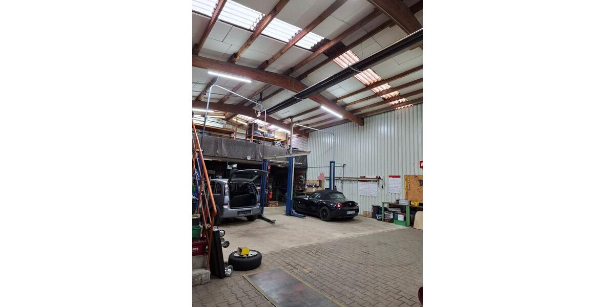 Gewerbehalle in Korschenbroich mit Aussenbereich und Büro zimmer