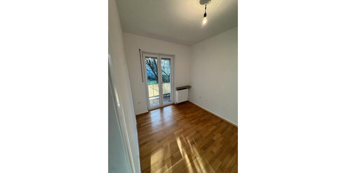 Riesige Familienwohnung im Erdgeschoss.. 3 zimmer