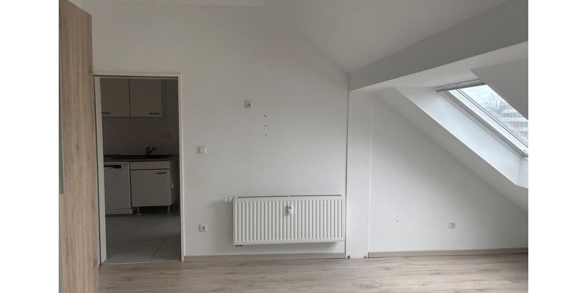 Sehr schöne DG-Wohnung 60 qm Neu Renoviert, Küche 2 zimmer