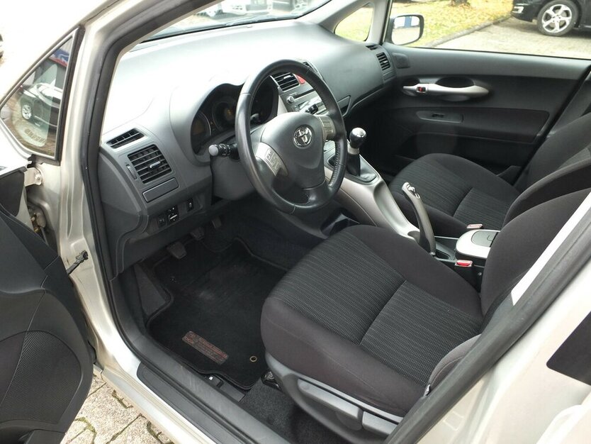 Toyota Auris 1.6i SOL ALLE INSPEKTIONEN GARAGENWAGEN 174.885 km 5.704 € Köln 50858