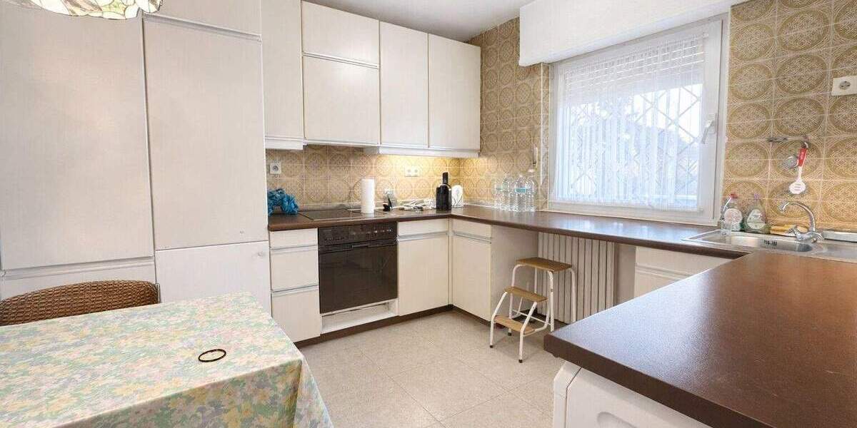 Freistehendes Einfamilienhaus, 8-Zimmer mit großem Grundstück in begehrter Lage von Hilden 8 zimmer