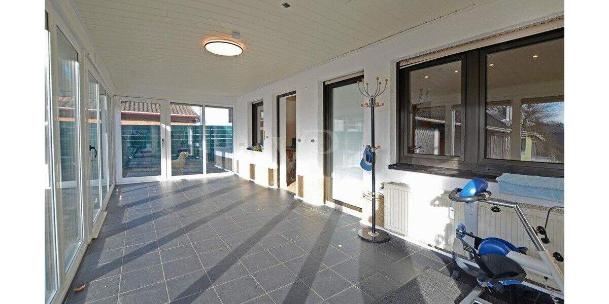 Zweifamilienhaus mit Einliegerwohnung - großer Garten und 3 Garagen 8 zimmer