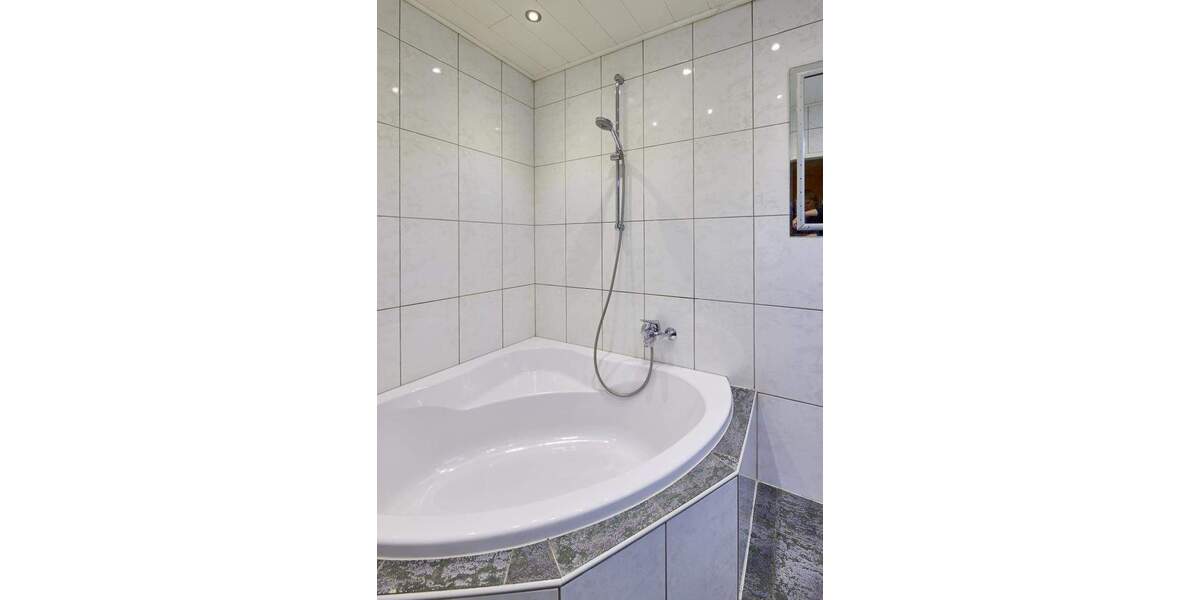 Großzügiges Zweifamilienhaus mit 3 Garagen in Hüls 6 zimmer