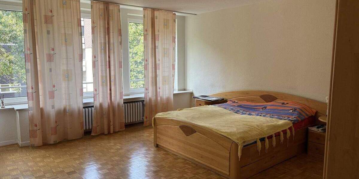 Krefeld-Bismarckviertel: Vierzimmerwohnung mit zwei Loggien und zwei Tiefgaragenstellplätzen 4 zimmer