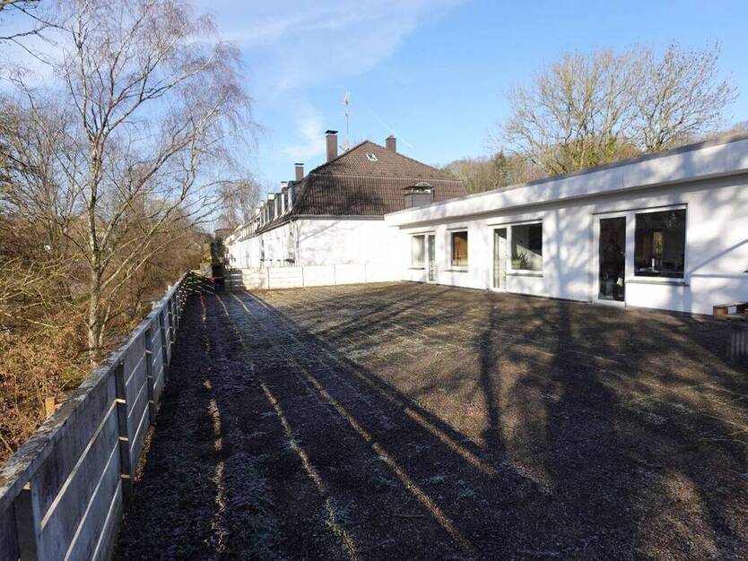 FREISTEHENDES GEWERBEOBJEKT MIT LAGER BÜRO UND BUNGALOW