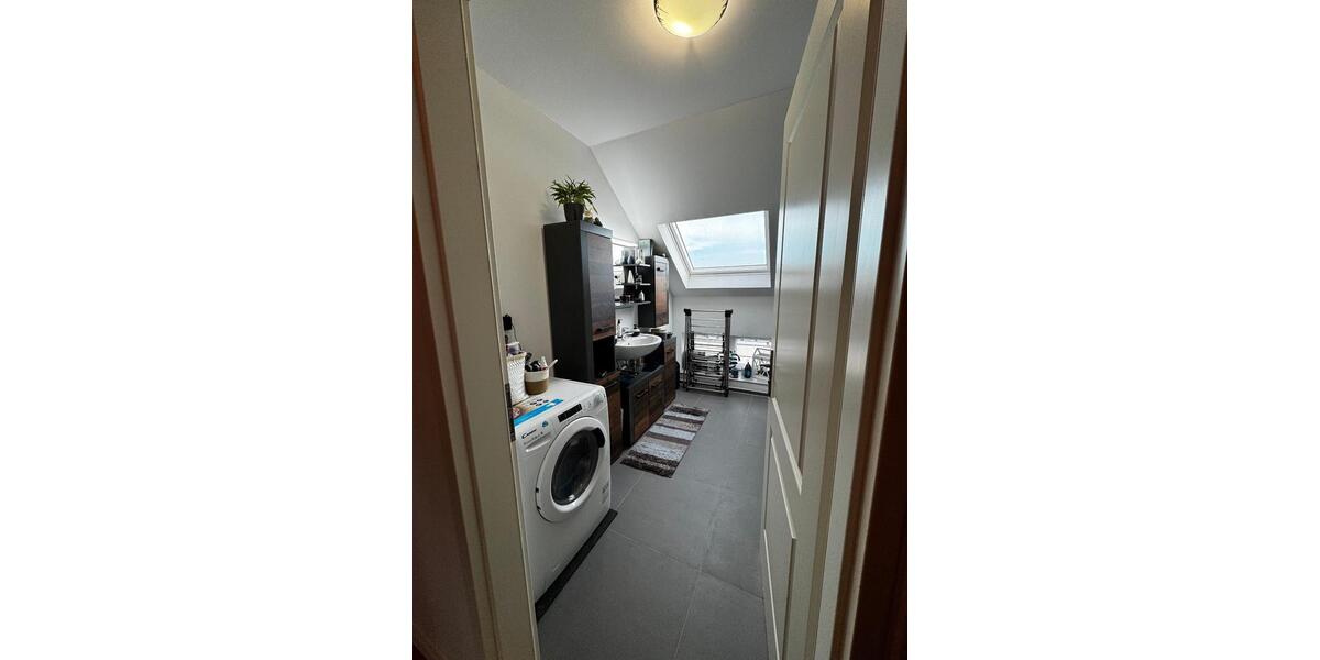 Sanierte 90qm DG-Wohnung mit Balkon, 2,5 Zi. ab 01.04.2026 D-Rath 2.5 zimmer