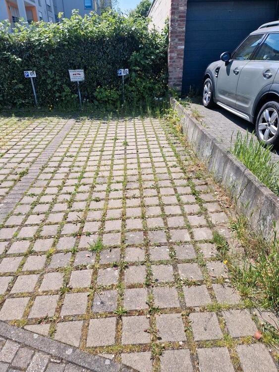 Parkplatz– am Zenthof Montanushof – ab sofort frei!