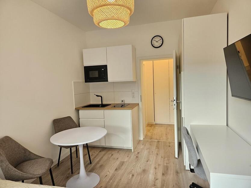 Erstbezug nach Sanierung, Teilmöbliert in zentraler Lage zimmer