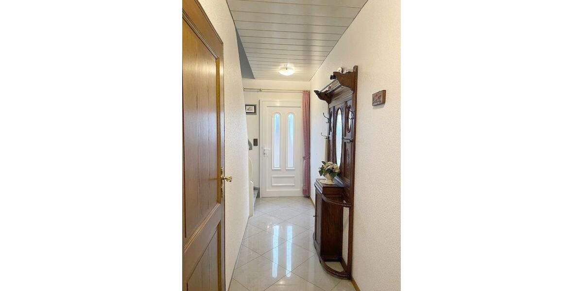 Massives Wohnhaus (DHH) auf großzügigem Grundstück in ruhiger Lage von Dormagen - Nievenheim 3 zimmer