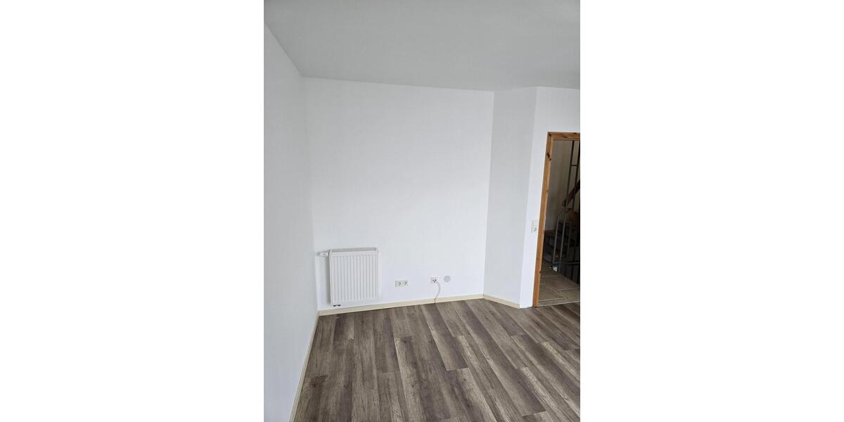 Modernes Reihenendhaus nebst 2 Garagen, Küche, Garten 4 zimmer