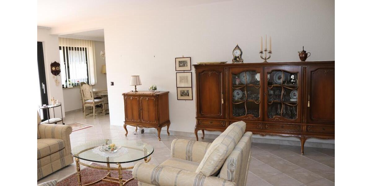 Toll geschnittene Wohnung mit Schwimmbad - provisionsfrei! 4 zimmer