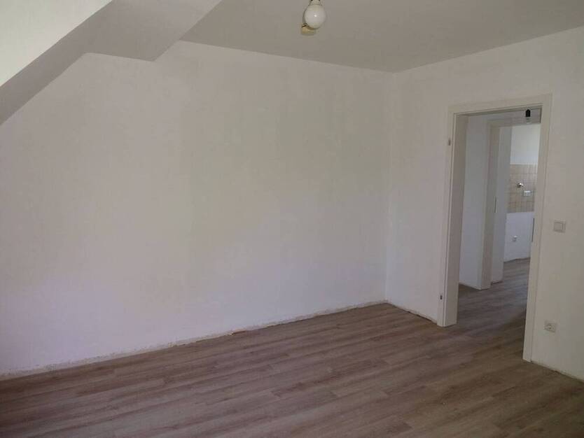 Tolle Dachgeschoßwohnung ab dem 01.11.2025 wartet auf Sie