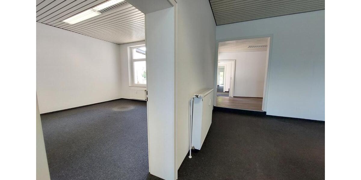 Attraktive Bürofläche mit optimaler Sichtbarkeit in zentraler Lage zimmer