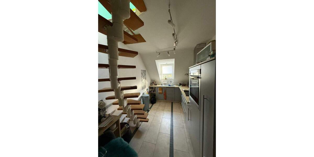 Modernisierte Wohnung mit 25m² Hobbyfläche im Dachgeschoss 2 zimmer