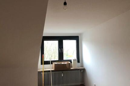 Schöne helle frisch renovierte Dachgeschosswohnung 2 zimmer