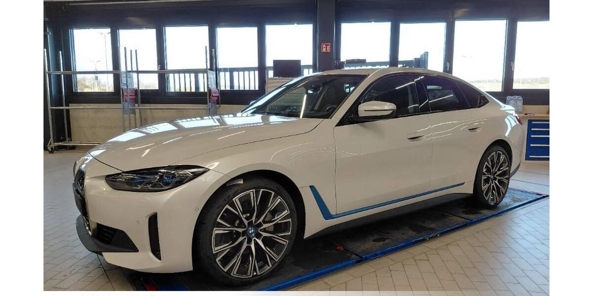 BMW i4 9.700 km 41.999 &euro; Meerbusch 40668