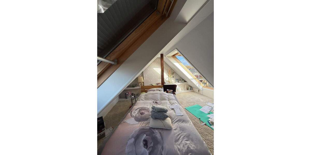 Modernisierte Wohnung mit 25m² Hobbyfläche im Dachgeschoss 2 zimmer