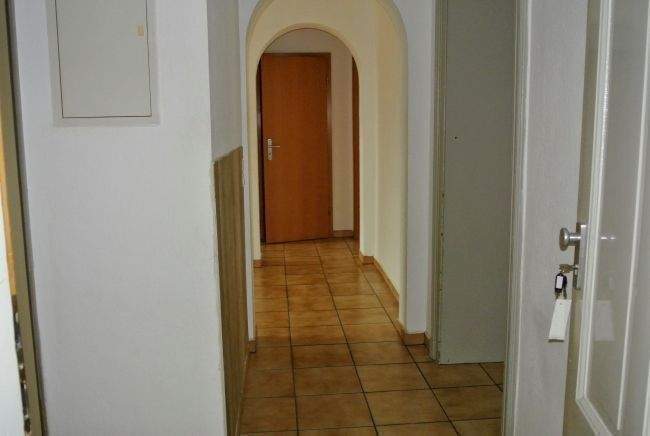 Im massiven beliebten Altbau werden Drei-Wohnungen zur Vermietung angeboten 3 zimmer