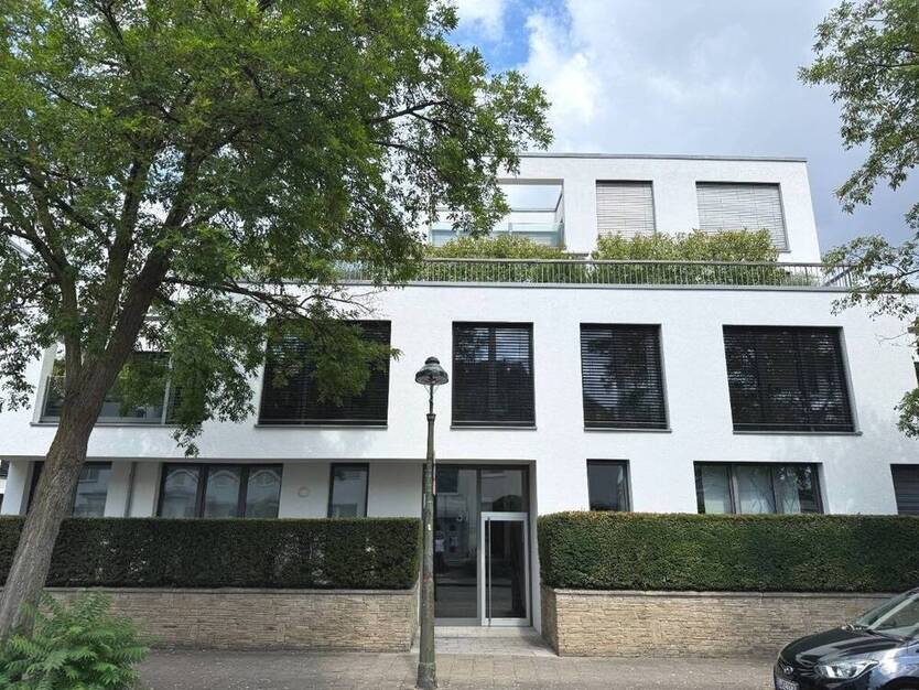 Rheinnähe Golzheim - Stilvolle 4-Zimmer-Wohnung mit Terrasse & 2 TG-Stellplätzen!