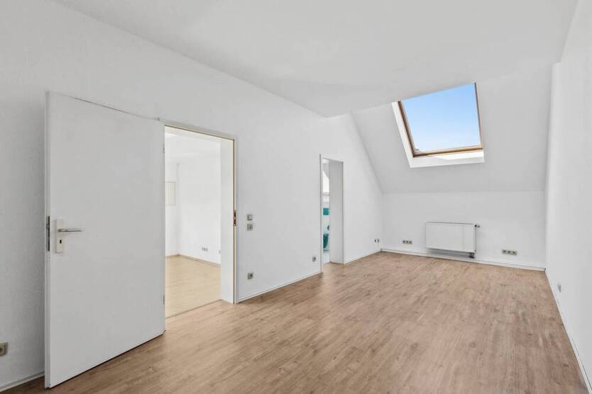 Haus-Feeling pur: 5-Zimmer-Wohnung mit Dachterrasse, eigenem Eingang & Garage