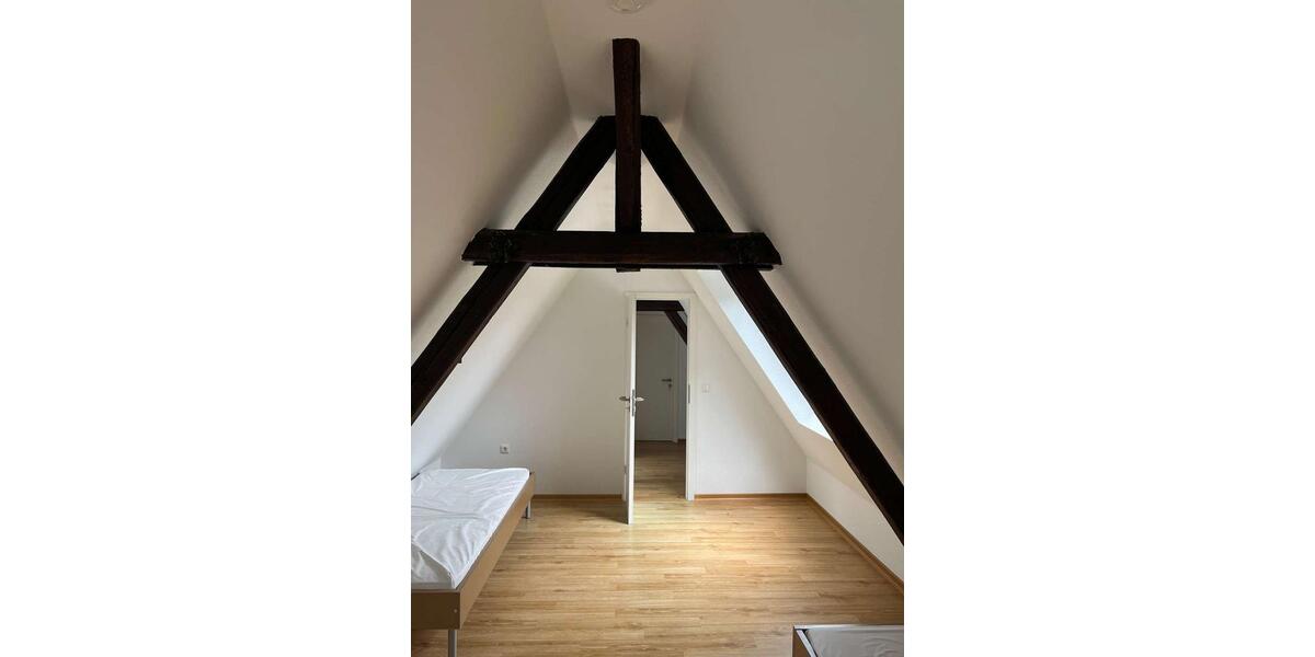 Dachgeschoßwohnung Duisburg Duisburg-Mitte - 4 Zimmer, 93 m&sup2;, 830&euro; | Angebot:26060436