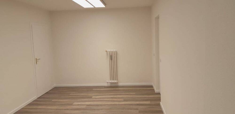 Sehr funktionale Büro- Praxis oder Galeriefläche in gutsichtbarer und frequentierter Lage