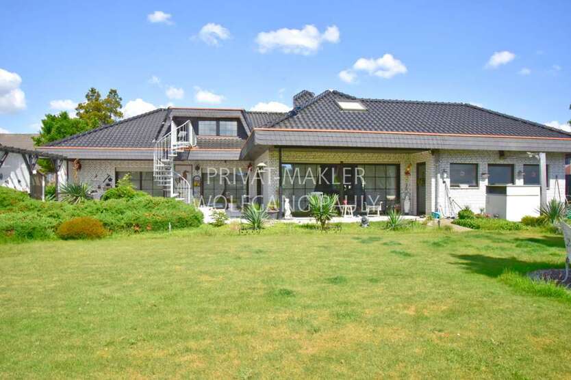 Haus zum Kaufen in Jüchen Hochneukirch 738.000 € 240 m²