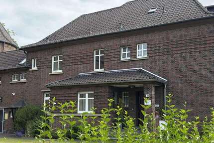 Wohnung Moers Hochstraß - 3 Zimmer, 74 m&sup2;, 530&euro; | Angebot:27308024