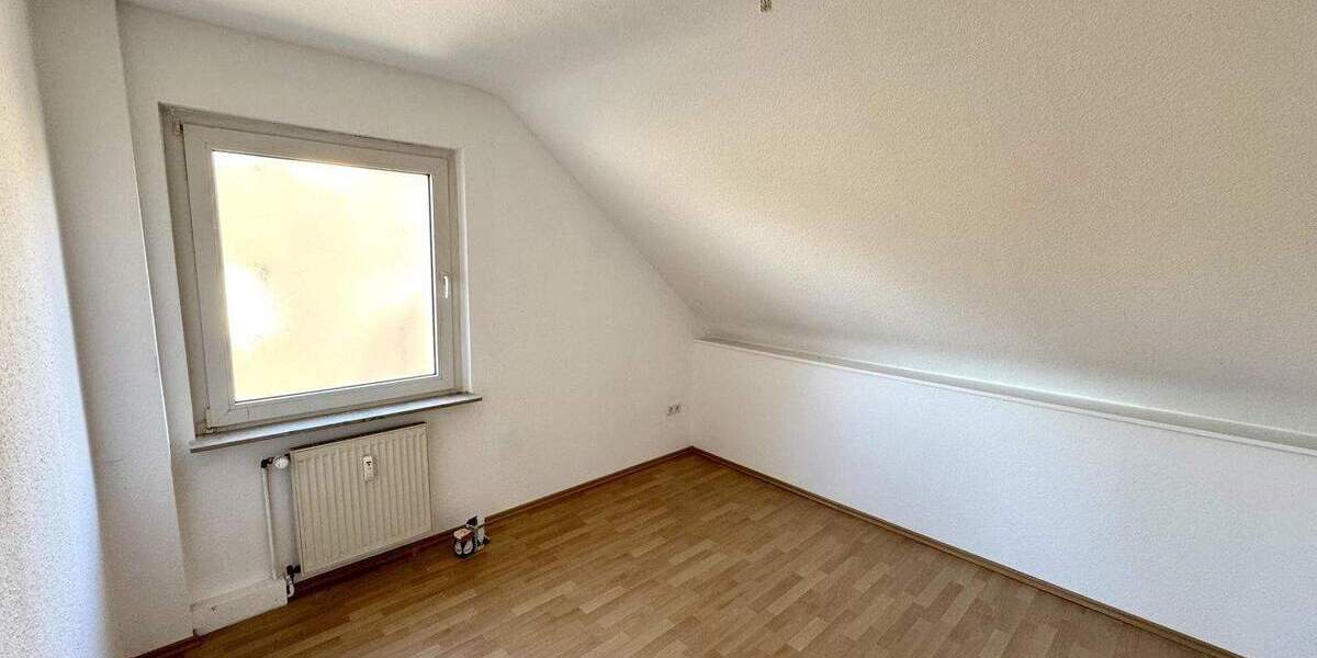 Zentrale Dachgeschosswohnung mit schönem Ausblick in Lev-Quettingen 4 zimmer
