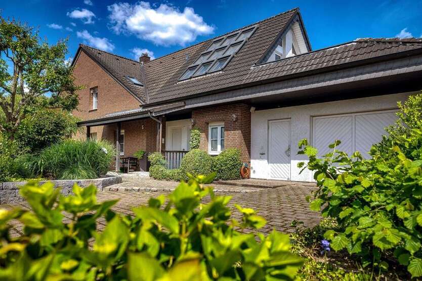 Haus zum Kaufen in Düsseldorf 650.000 € 154.82 m²