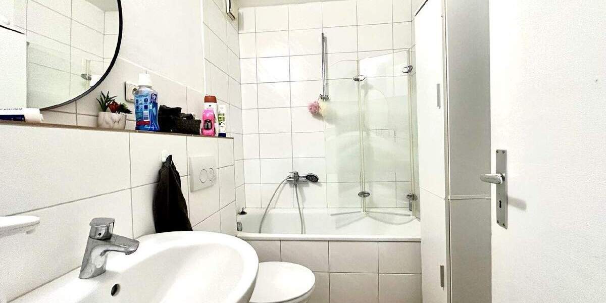 DU: GEPFLEGTES MFH MIT GARAGENHOF ZU KAUFEN zimmer