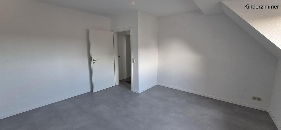 Dachgeschoßwohnung Duisburg Mittelmeiderich - 3 Zimmer, 83 m&sup2;, 615&euro; | Angebot:25438676