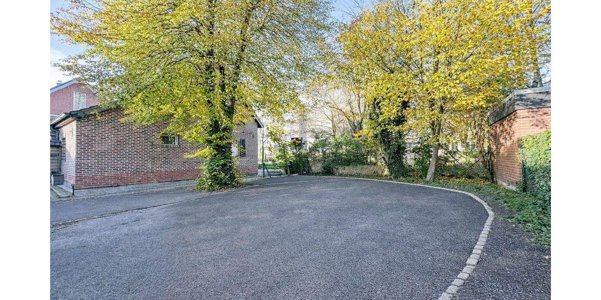 Freistehendes Einfamilienhaus mit zusätzlichem Grundstück und Entwicklungsspielraum 8 zimmer