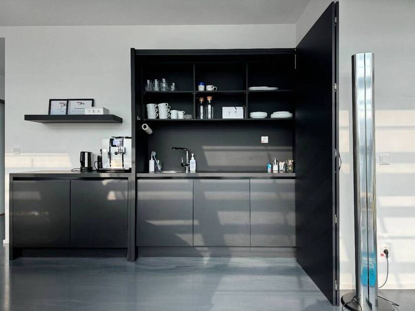 Großes Büro mit Blick über den Medienhafen - All-in-Miete