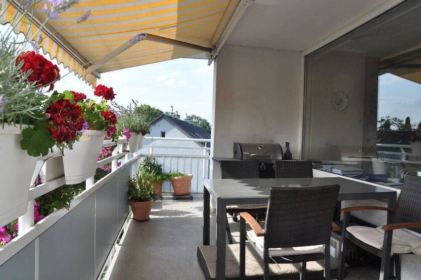 Familien aufgepasst: Wunderschöne 4. Zi.-Wohnung mit Sonnenbalkon und Lift
