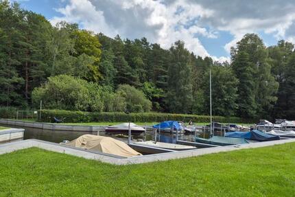 Grundstück mit Bungalow, Bootsliegeplatz und Motorboot