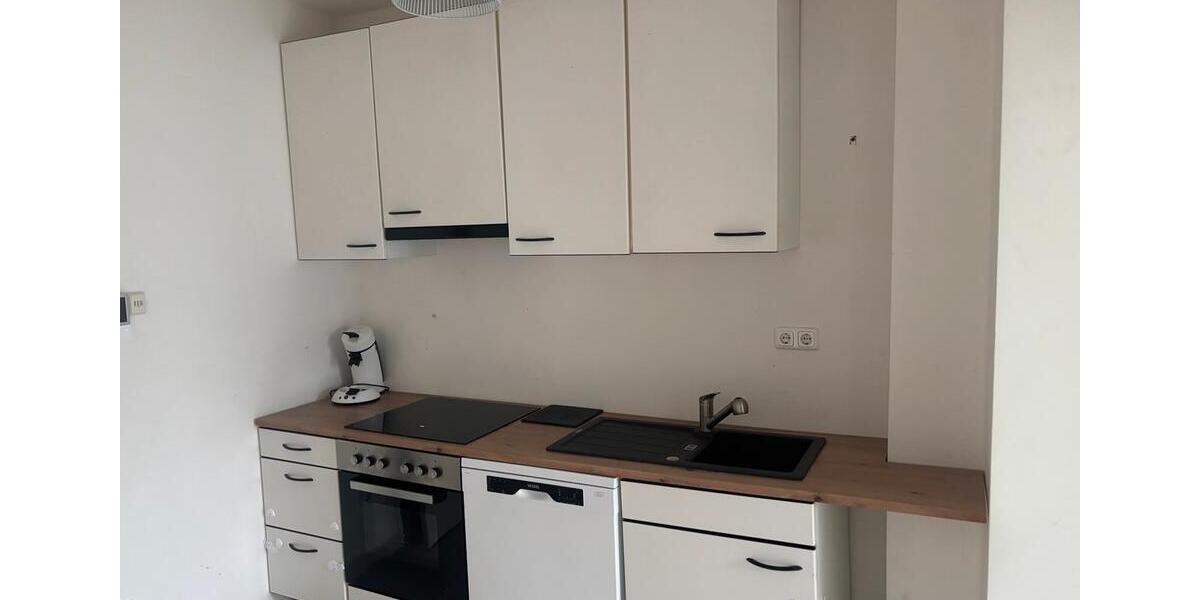 Sehr schöne DG-Wohnung 60 qm Neu Renoviert, Küche 2 zimmer