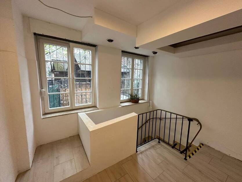 Köln Altstadt: Vielseitige Gewerbefläche mit 2 verbundenen Etagen u. kl. Außenbereich ab ca. 112025