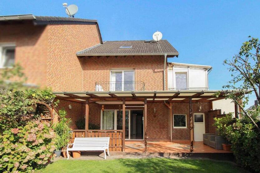 Direkte Feldrandlage: Familienfreundliche Doppelhaushälfte mit eigenem Garten in Norf