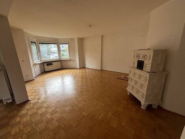 Große leerstehende 3,5 Zi.- Wohnung in ruhiger Top-Lage mit großem Balkon und Garage