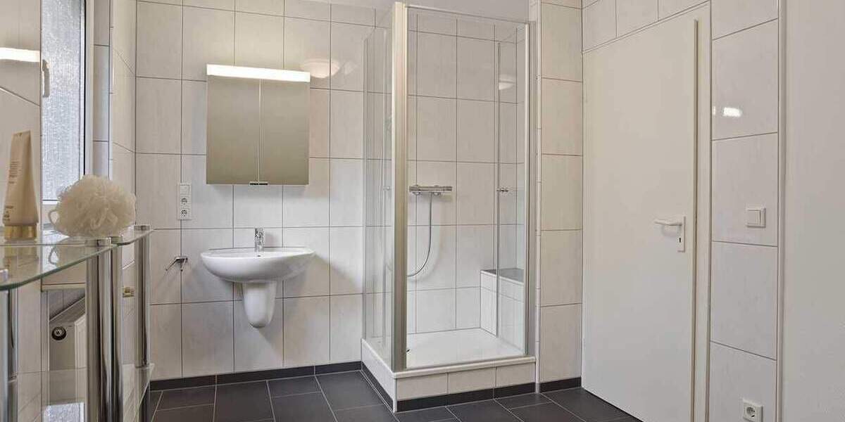 Freistehendes Einfamilienhaus mit Garage auf großem Grundstück in Ratingen-Ost 5 zimmer