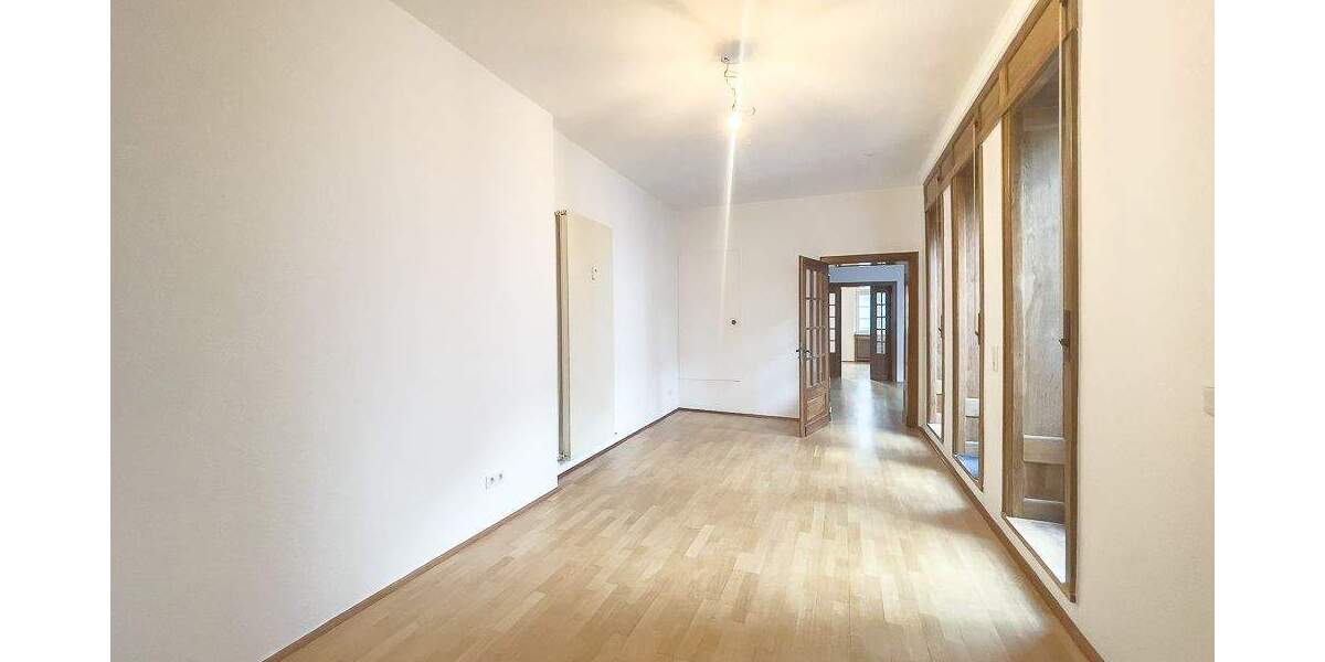 Sanierte Wohnung mit Parkett, EBK und großer Außenterrasse & Glasfaseranschluss in zentraler Lage 4 zimmer