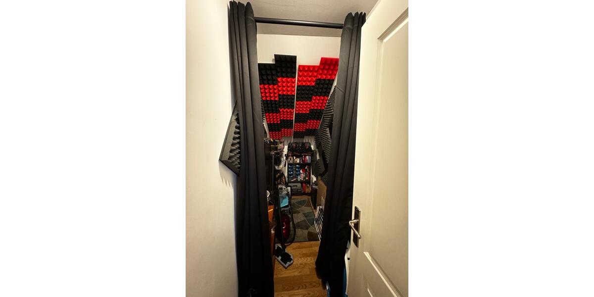 Sanierte 90qm DG-Wohnung mit Balkon, 2,5 Zi. ab 01.04.2026 D-Rath 2.5 zimmer