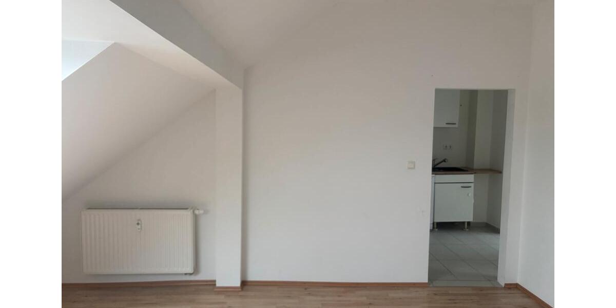 Sehr schöne DG-Wohnung 60 qm Neu Renoviert, Küche 2 zimmer