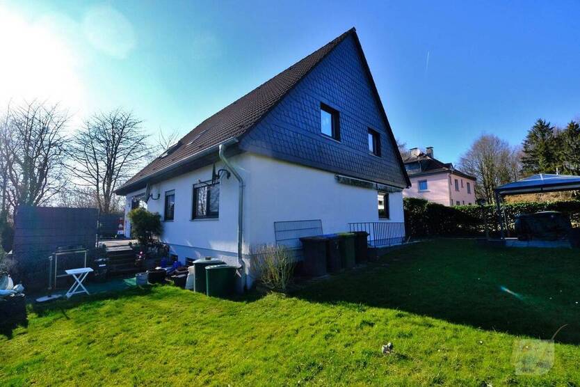 Familientraum mit Gartenidylle. Platz für Kinder, Tiere & gemeinsame Momente