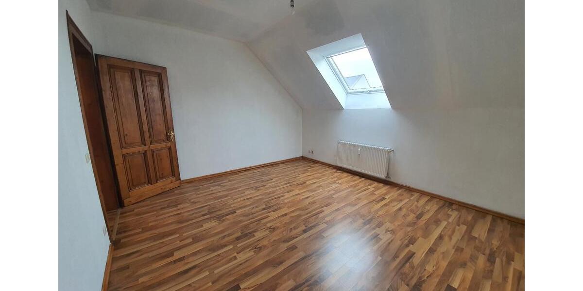 Dachgeschoßwohnung Duisburg Mittelmeiderich - 3 Zimmer, 95 m&sup2;, 700&euro; | Angebot:26462850
