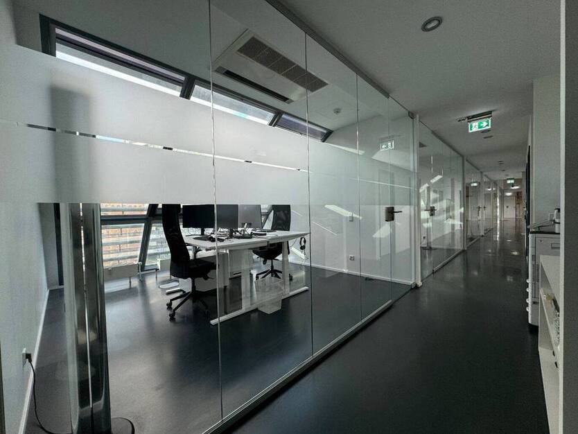 Großes Büro mit Blick über den Medienhafen - All-in-Miete
